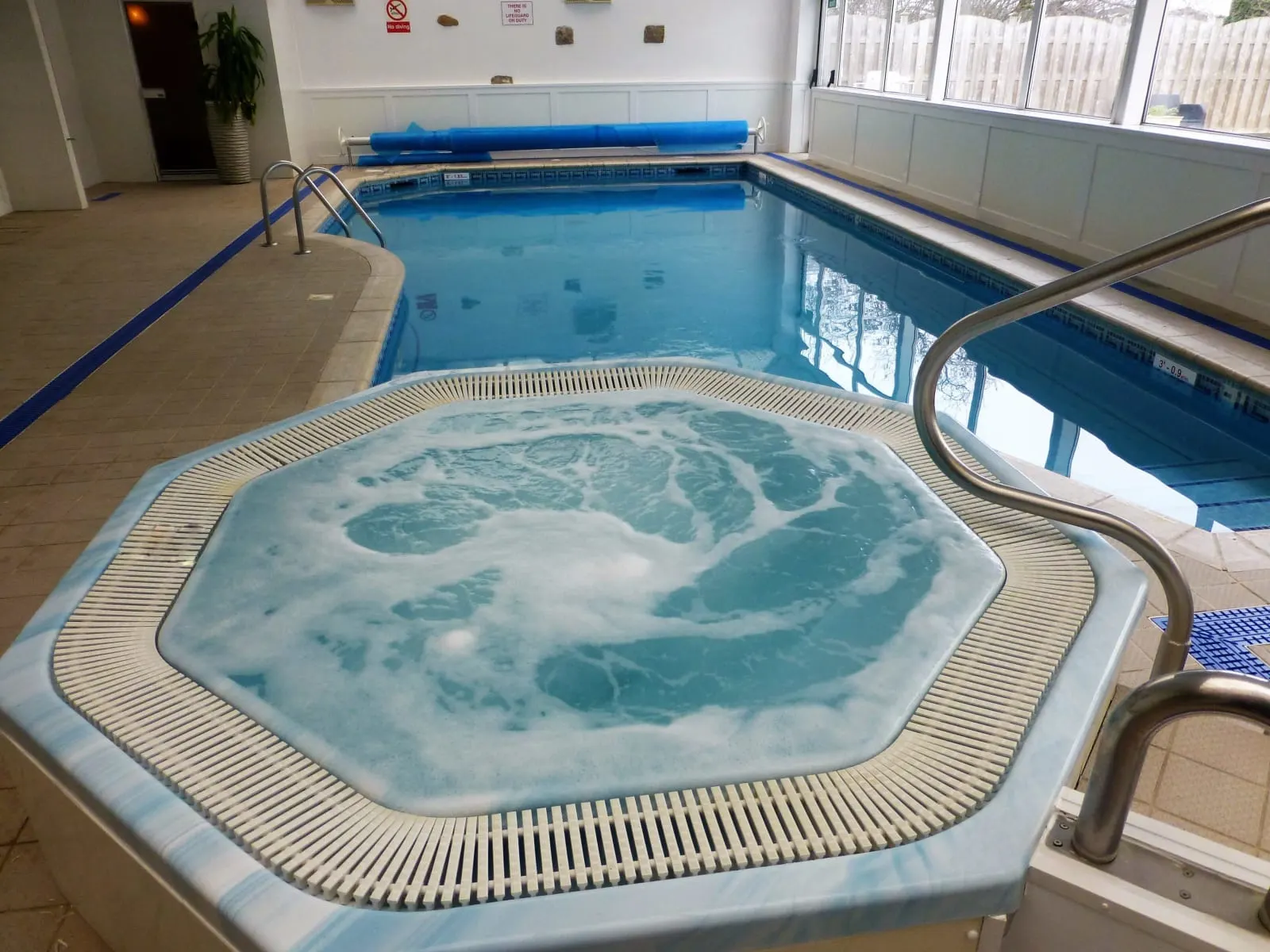 Indoor pool & jacuzzi